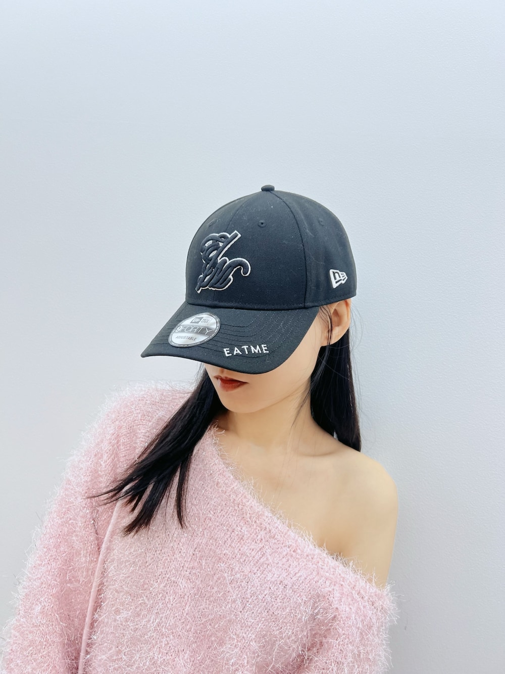 グレー系のスカート、ブラック系のブーツ、ピンク系のニット/セーターを着用したレディースの冬コーディネートの6枚目の写真