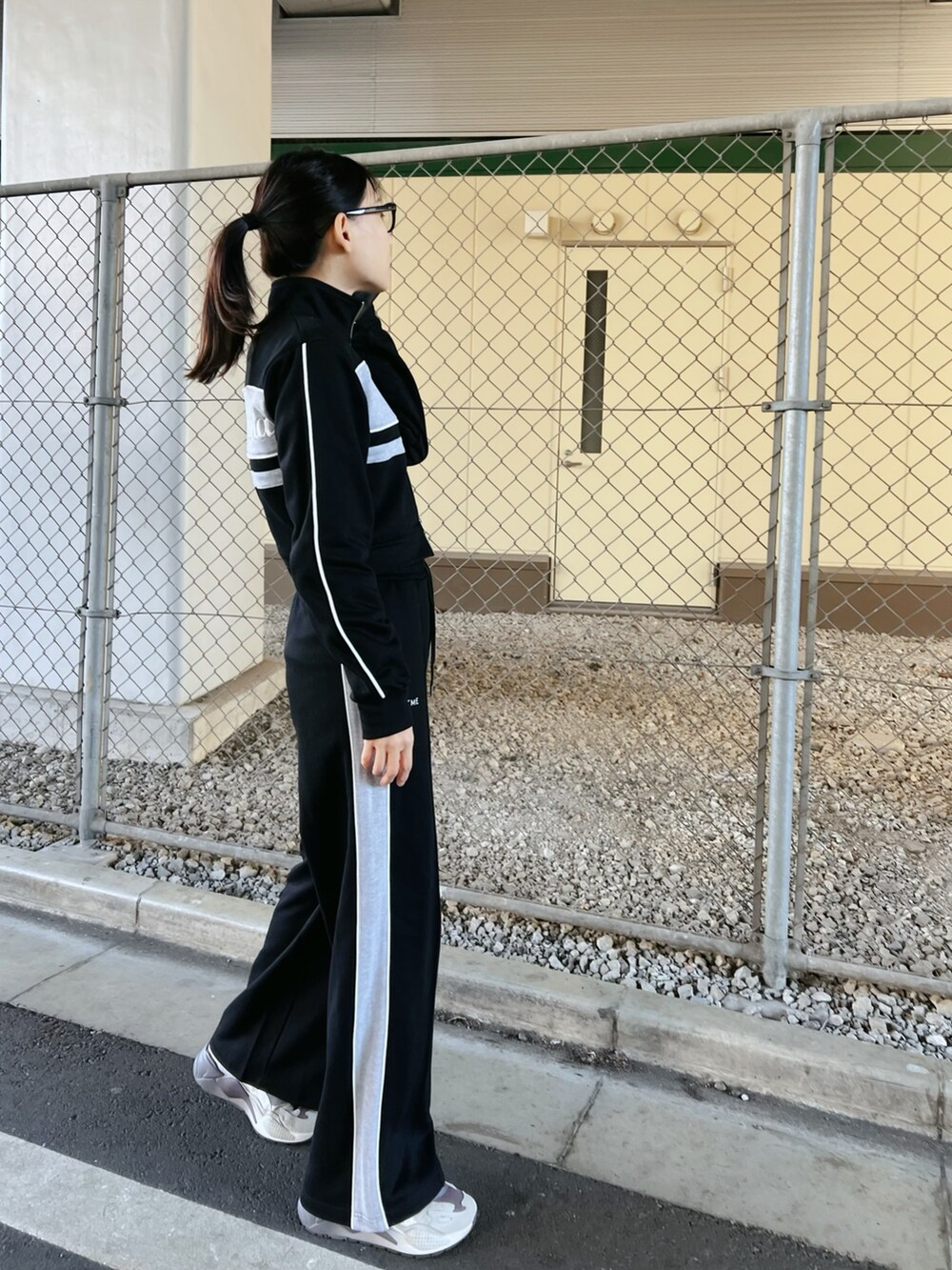 ブラック系のスウェットパンツ、ブラック系のスウェットを着用したレディースの冬コーディネートの4枚目の写真