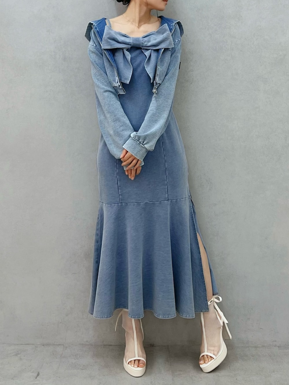 ブルー系のワンピース、ホワイト系のサンダル、ブルー系のパーカーを着用したレディースの春コーディネートの4枚目の写真