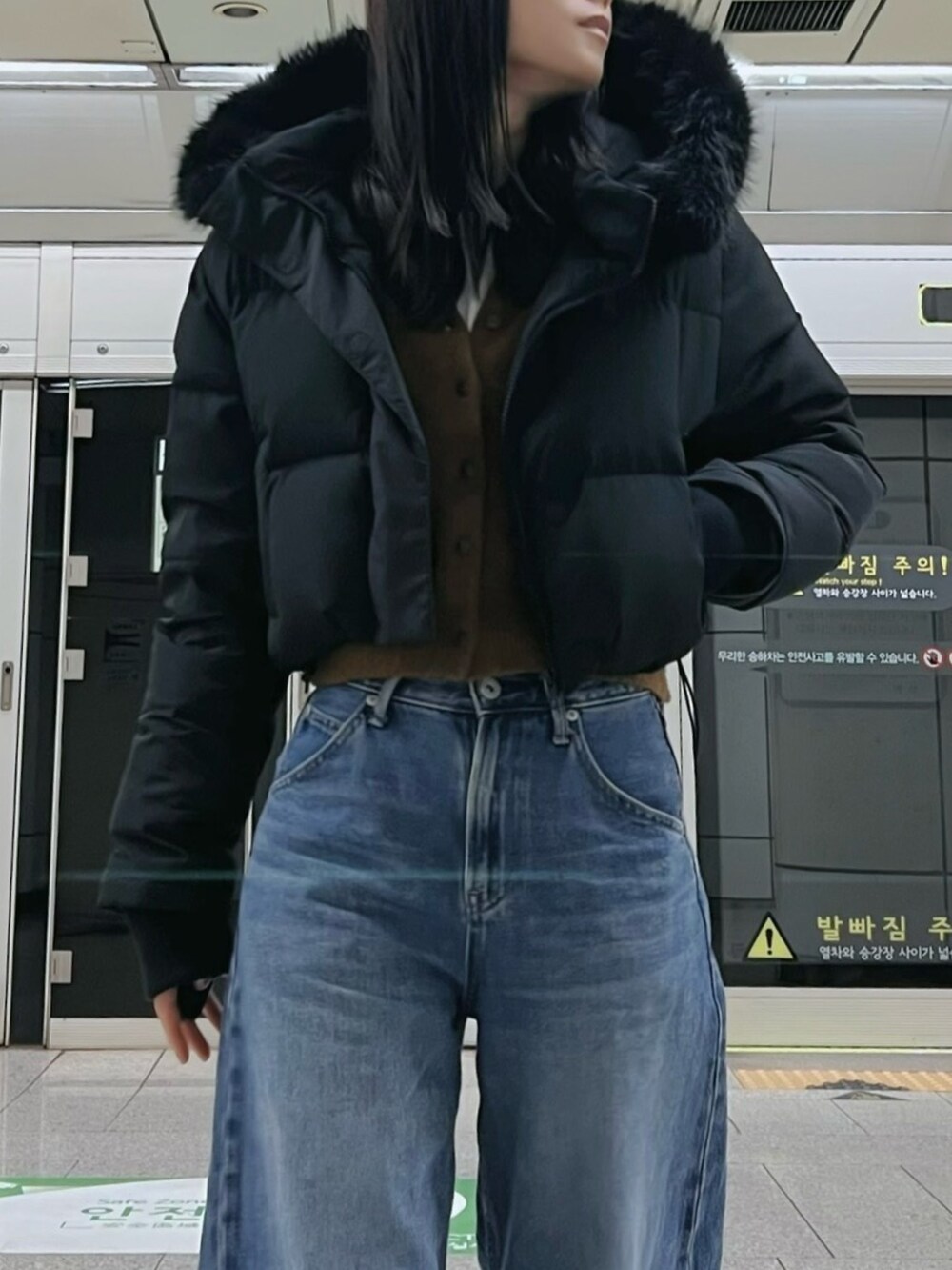 ブラック系のブルゾンを着用したレディースの秋コーディネートの5枚目の写真