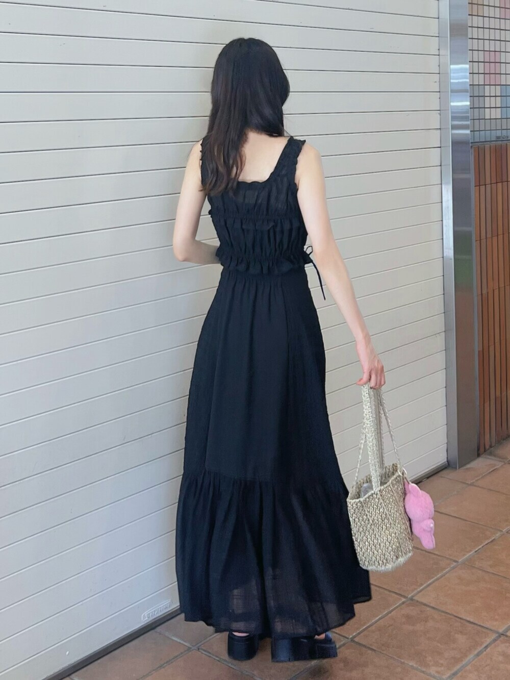 ブラック系のスカート、ブラック系のキャミソールを着用したレディースの夏コーディネートの3枚目の写真