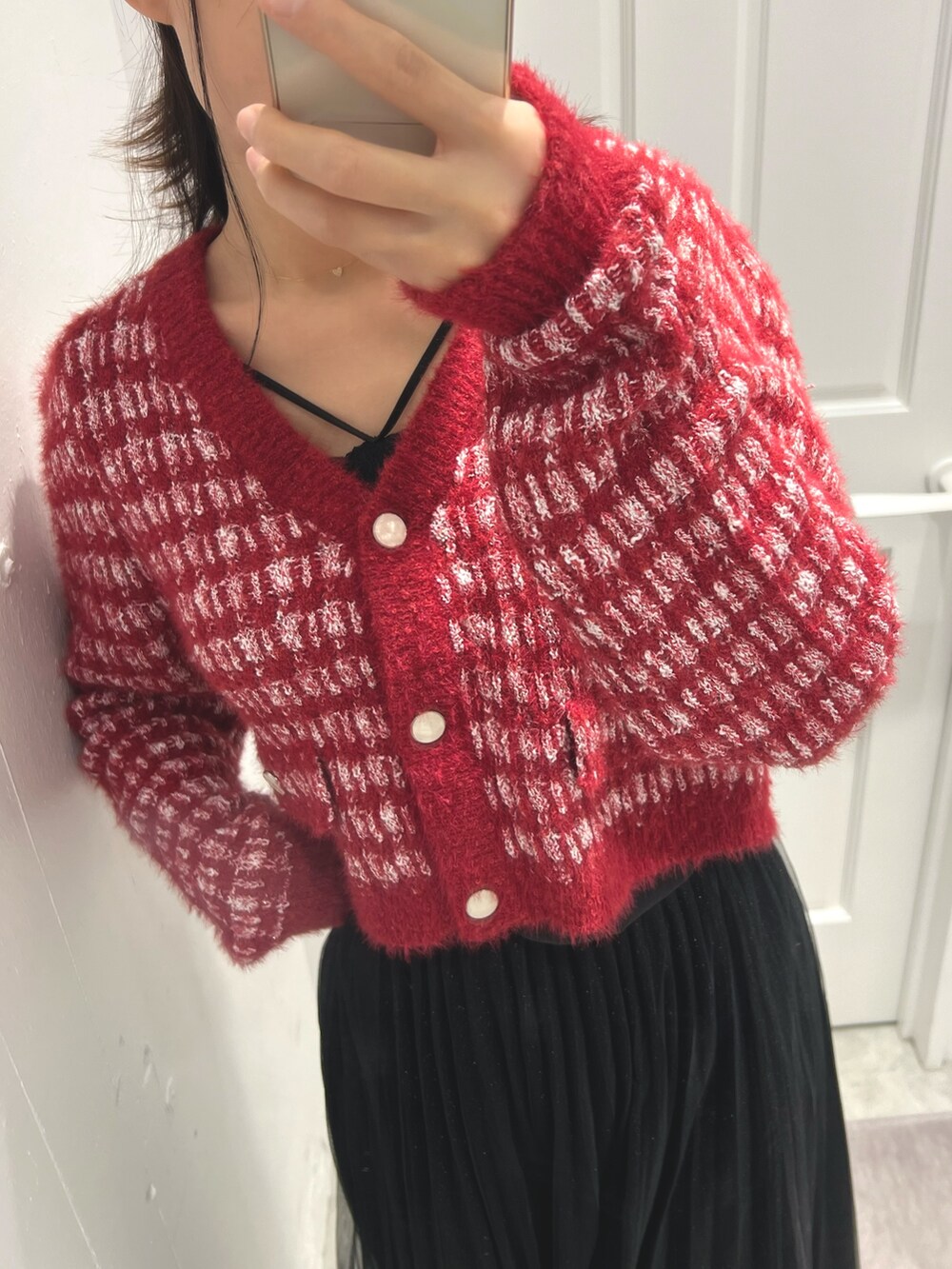 レッド系のカーディガン/ボレロ、ブラック系のキャミソール、ブラック系のローファーを着用したレディースの冬コーディネートの5枚目の写真