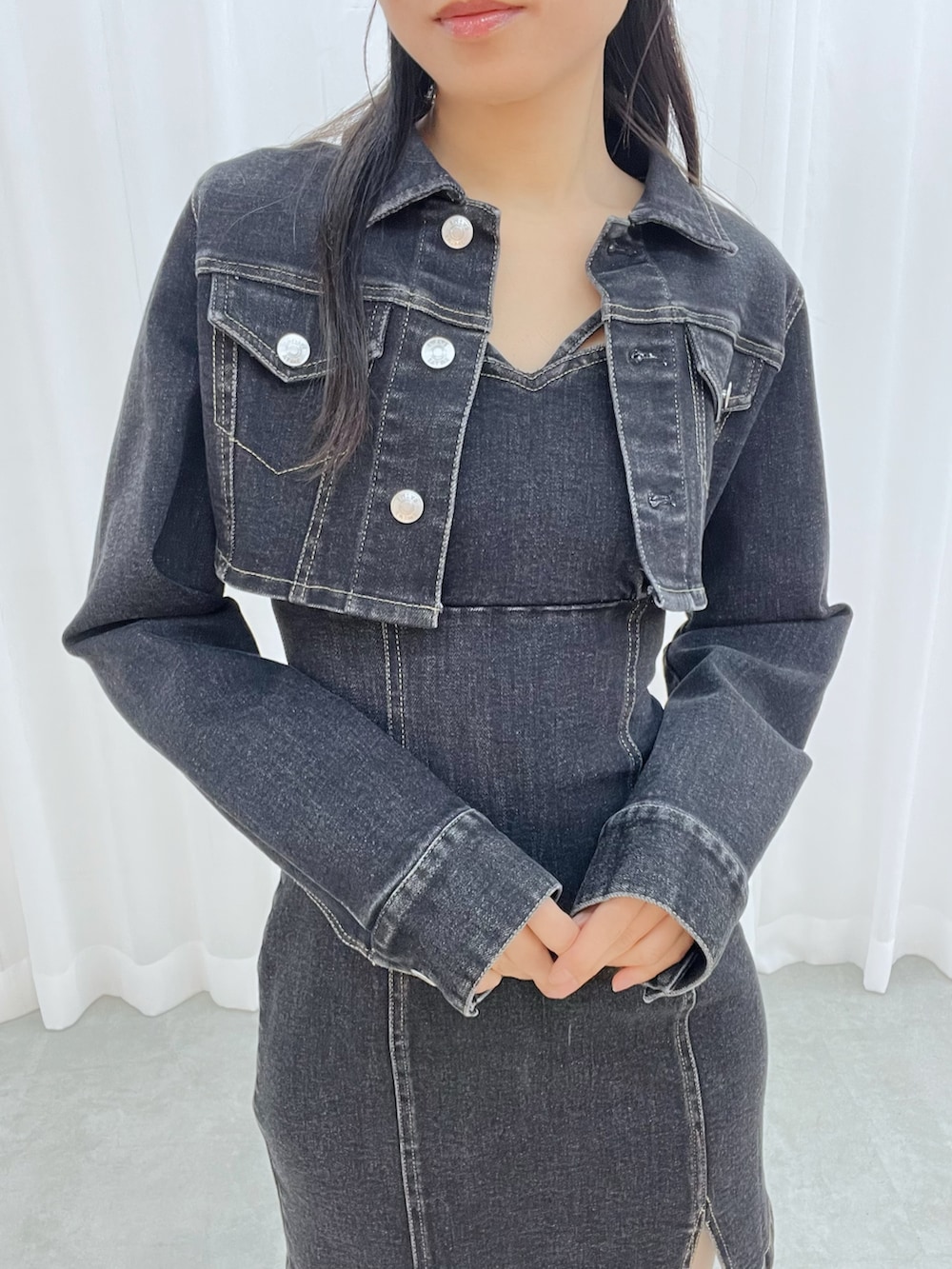 ブラック系のワンピース、ホワイト系のブーツを着用したレディースの冬コーディネートの4枚目の写真