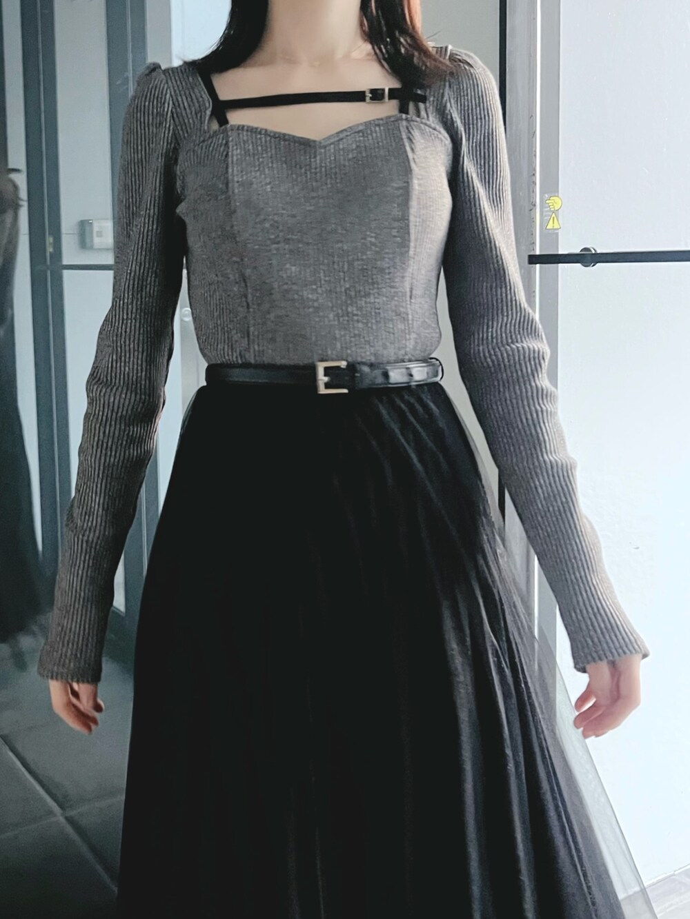 グレー系のTシャツ/カットソーを着用したレディースの冬コーディネートの4枚目の写真