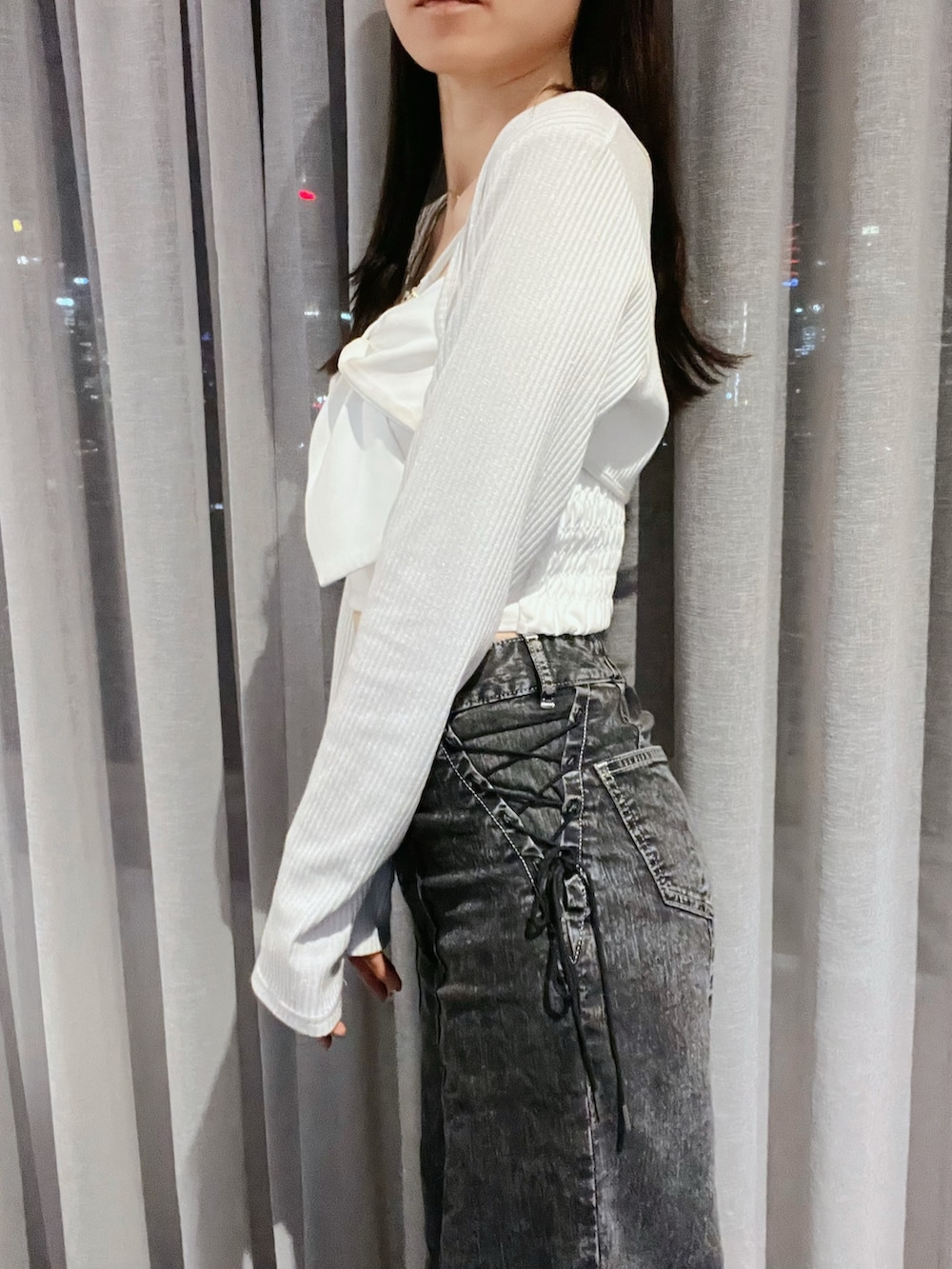ブラック系のデニムパンツ、ホワイト系のシャツ/ブラウス、ゴールド系のネックレスを着用したレディースの夏コーディネートの7枚目の写真