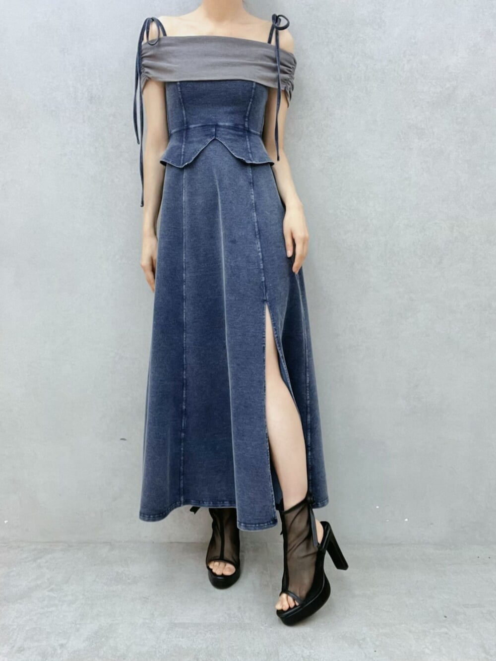 ブラック系のサンダル、ブルー系のワンピースを着用したレディースの秋コーディネートの5枚目の写真