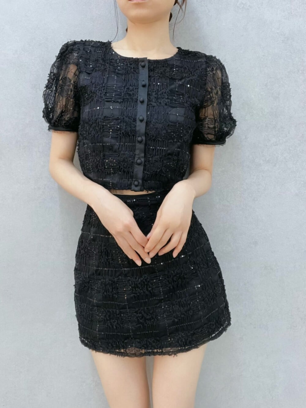 ブラック系のシャツ/ブラウス、ブラック系のスカート、ブラック系のブーツを着用したレディースの夏コーディネートの5枚目の写真