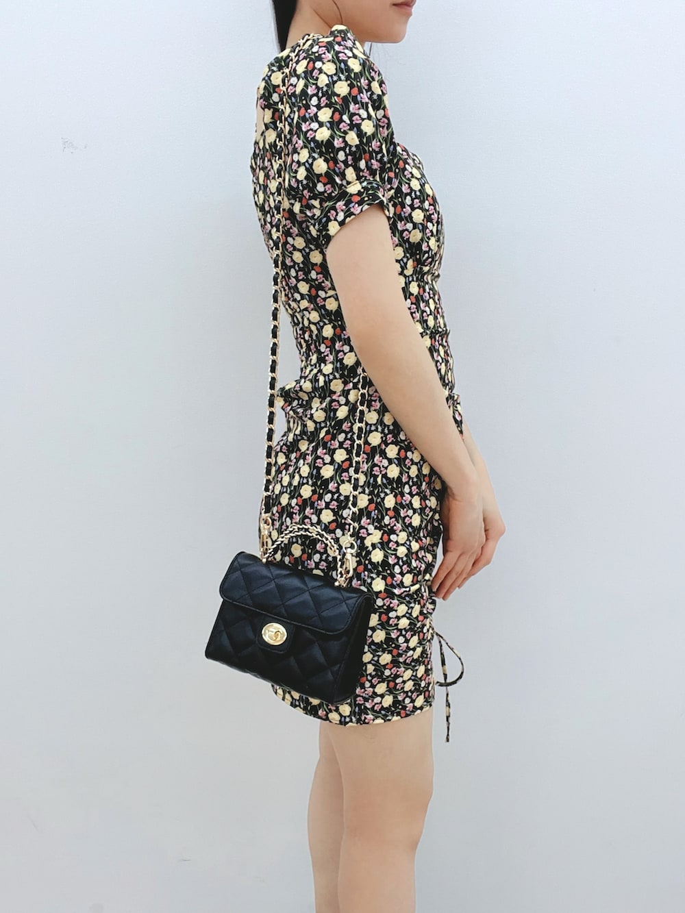 ブラック系のワンピース、ブラック系のハンドバッグ、ブラック系のサンダルを着用したレディースの春コーディネートの7枚目の写真