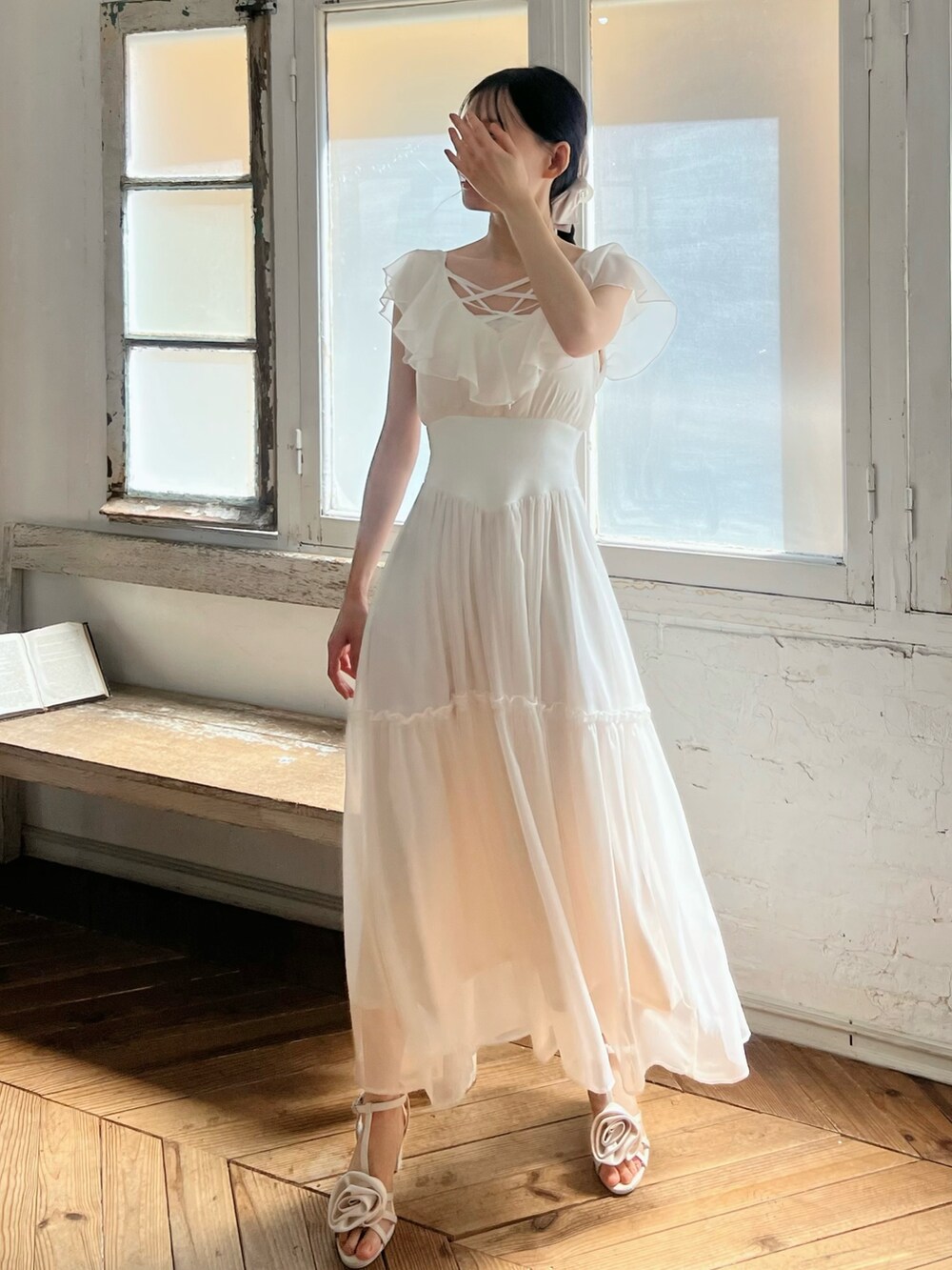 ホワイト系のサンダル、ホワイト系のワンピース、ホワイト系のその他アンダーウェア/インナーを着用したレディースの春コーディネートの7枚目の写真