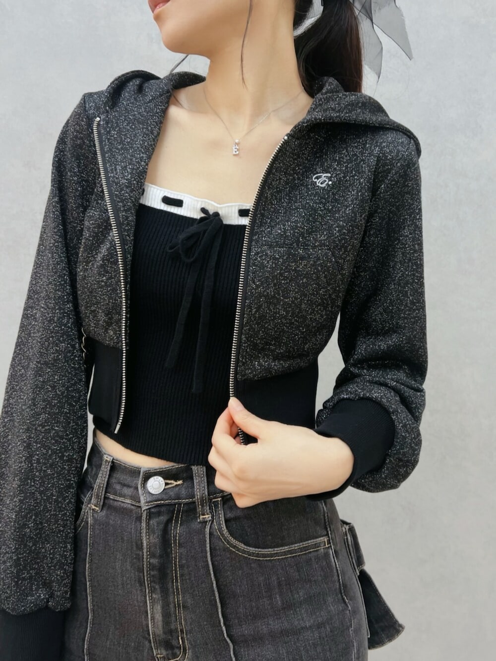 ブラック系のパーカー、ブラック系のパンプス、ブラック系のデニムパンツを着用したレディースの夏コーディネートの7枚目の写真