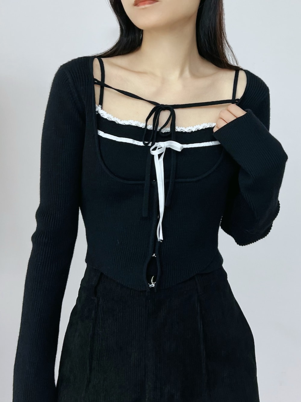 ブラック系のその他パンツ、ブラック系のニット/セーター、ブラック系のブーツを着用したレディースの秋コーディネートの5枚目の写真