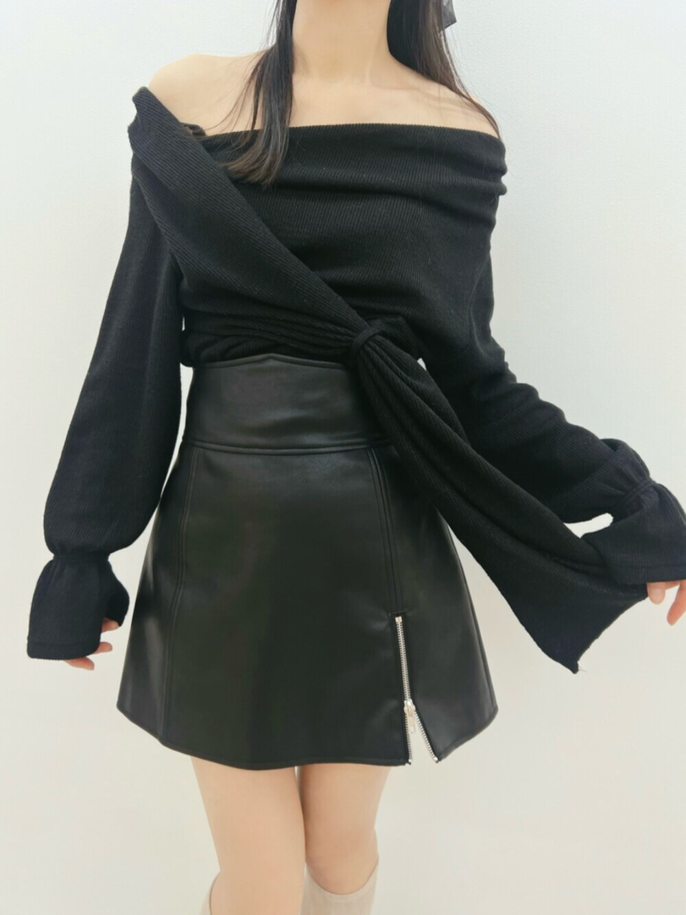ブラック系のスカート、ブラック系のTシャツ/カットソー、ブラック系のスカートを着用したレディースの冬コーディネートの5枚目の写真