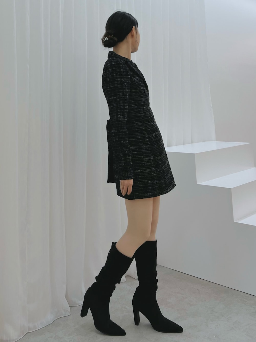 ブラック系のワンピース、その他のブーツを着用したレディースの秋コーディネートの3枚目の写真