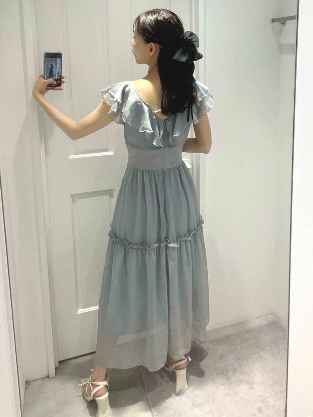 ブルー系のワンピース、ホワイト系のサンダルを着用したレディースの夏コーディネートの3枚目の写真