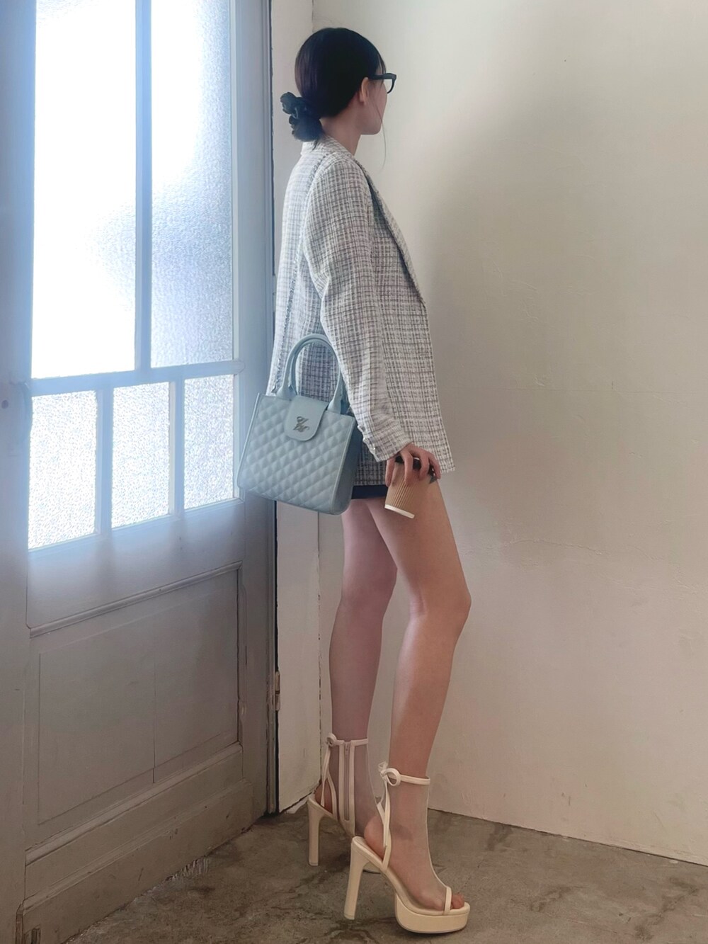 ブルー系のその他パンツ、ブルー系のテーラードジャケット、ホワイト系のサンダルを着用したレディースの春コーディネートの5枚目の写真