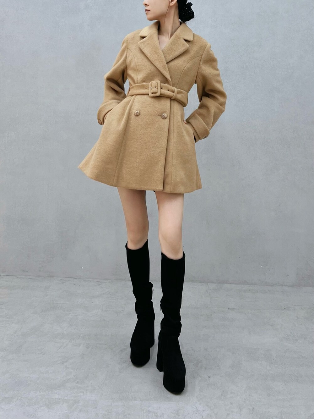 ブラウン系のその他アウター、ブラック系のブーツを着用したレディースの秋コーディネートの4枚目の写真