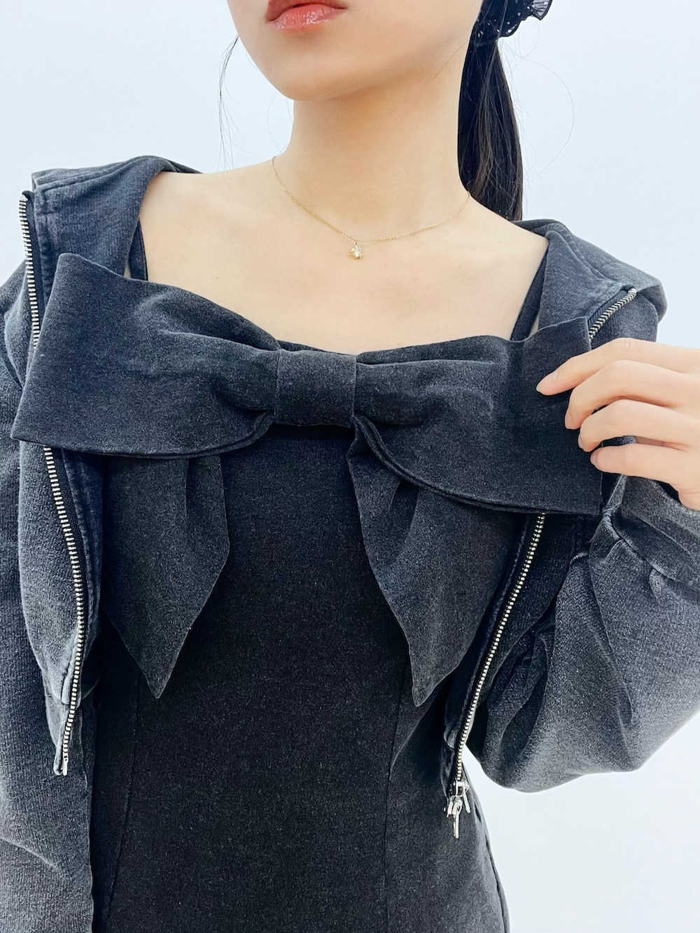 ブラック系のワンピース、ブラック系のサンダル、ブラック系のパーカーを着用したレディースの春コーディネートの5枚目の写真