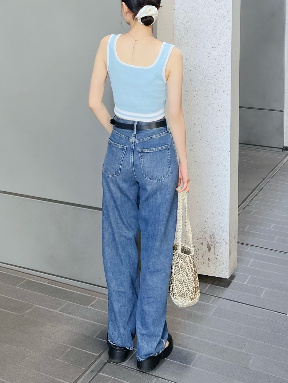 ブルー系のタンクトップを着用したレディースの夏コーディネートの6枚目の写真
