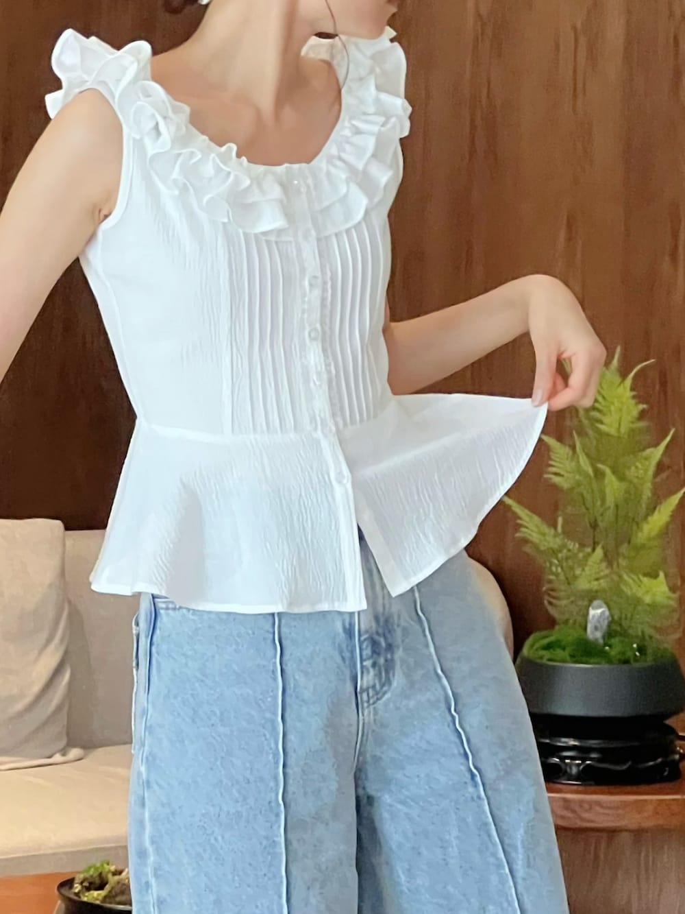 ホワイト系のシャツ/ブラウス、ブルー系のデニムパンツを着用したレディースの夏コーディネートの5枚目の写真