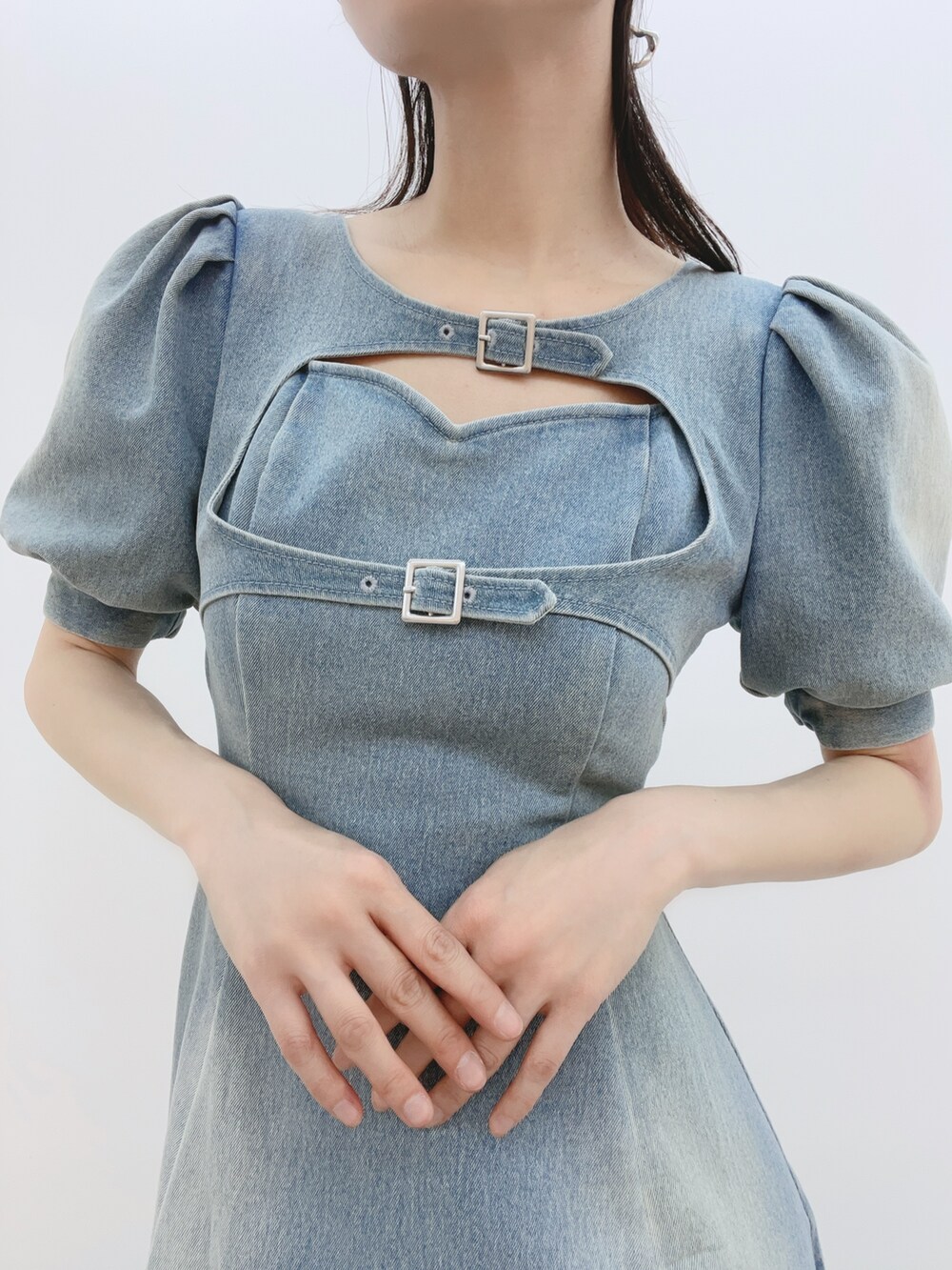 ブルー系のワンピース、ブルー系のサンダル、シルバー系のバレッタ/ヘアクリップを着用したレディースの春コーディネートの6枚目の写真