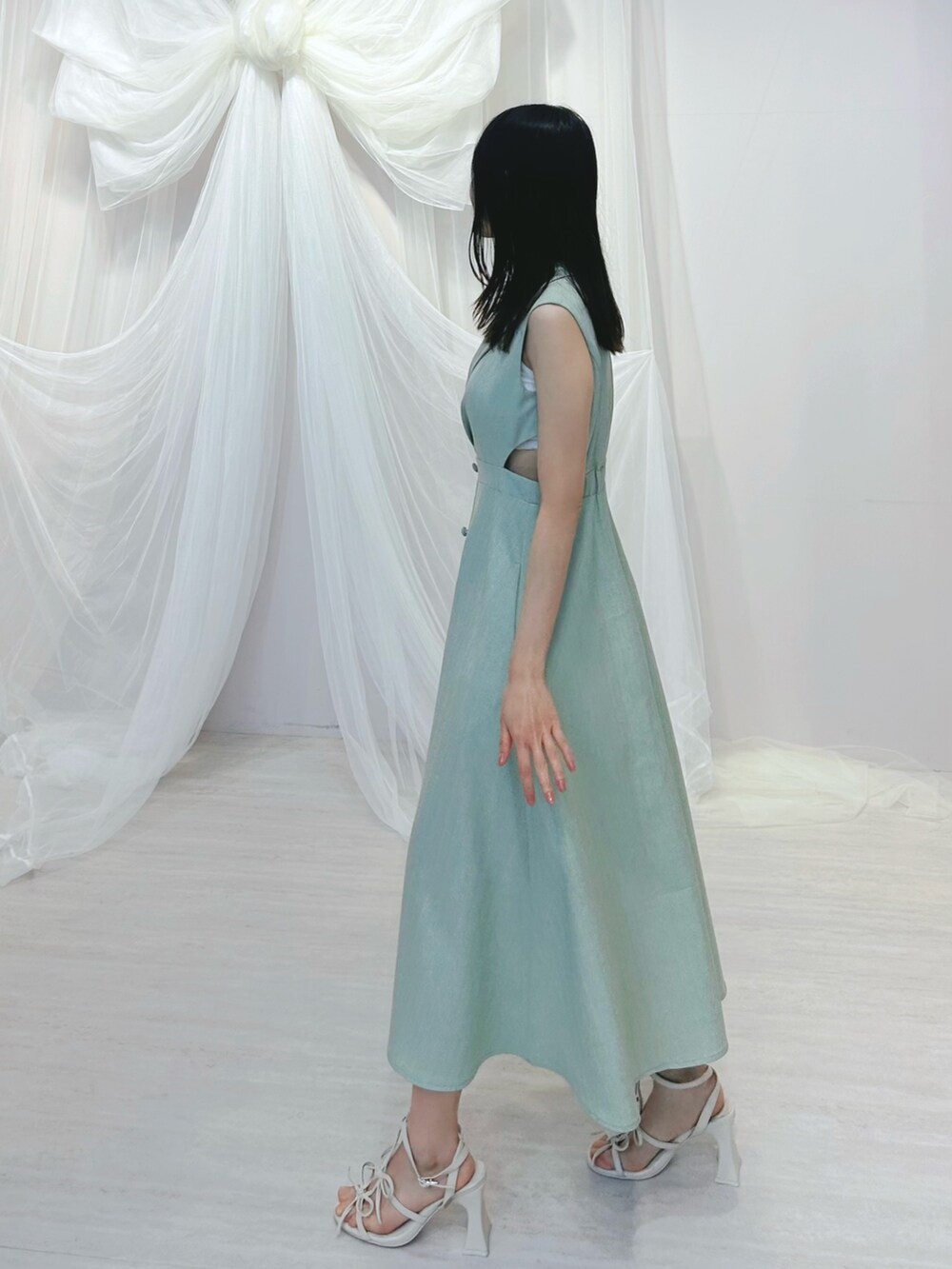 グリーン系のワンピース、ホワイト系のサンダル、ホワイト系のその他アンダーウェア/インナーを着用したレディースの春コーディネートの3枚目の写真