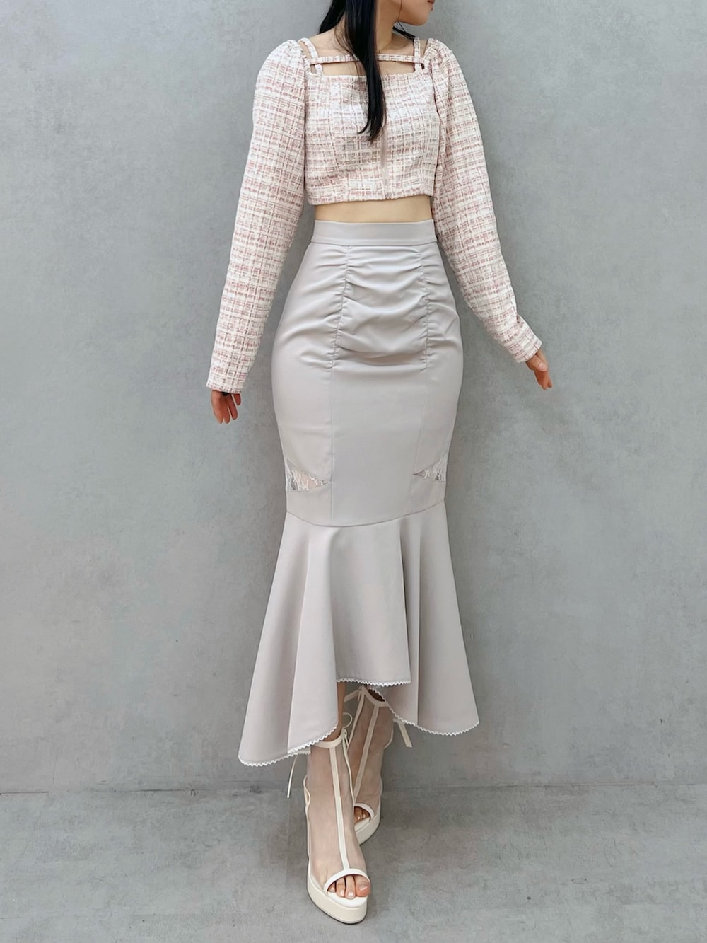 グレー系のスカート、ホワイト系のサンダル、ピンク系のシャツ/ブラウスを着用したレディースの春コーディネートの4枚目の写真