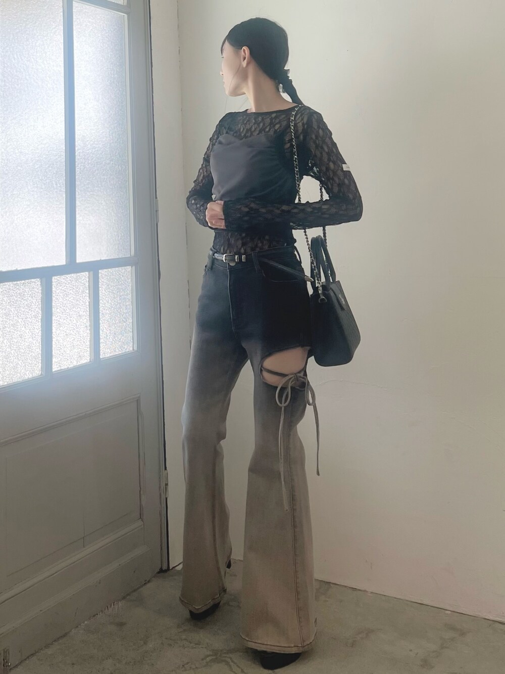 ブラック系のデニムパンツ、ブラック系のTシャツ/カットソー、ブラック系のTシャツ/カットソーを着用したレディースの春コーディネートの2枚目の写真