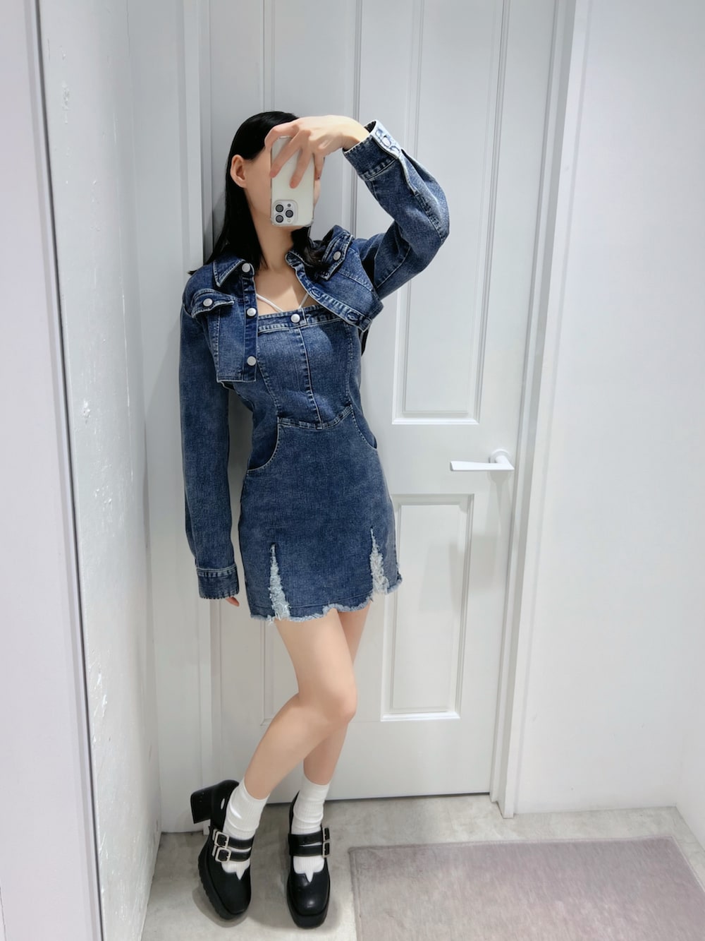 ブルー系のワンピース、ブラック系のパンプス、ホワイト系のその他アンダーウェア/インナーを着用したレディースの春コーディネートの2枚目の写真