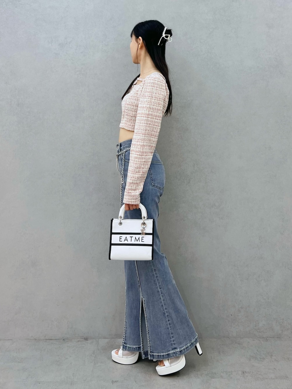 ホワイト系のショルダーバッグ、ホワイト系のブーツ、ピンク系のシャツ/ブラウスを着用したレディースの春コーディネートの2枚目の写真