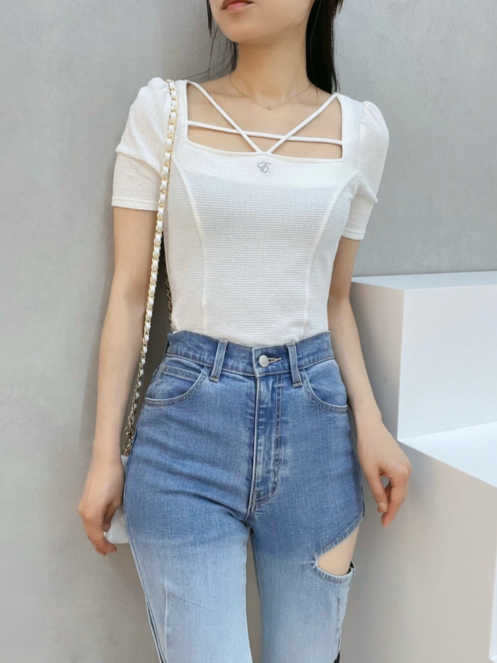 ホワイト系のハンドバッグ、ホワイト系のサンダル、その他のデニムパンツを着用したレディースの夏コーディネートの5枚目の写真