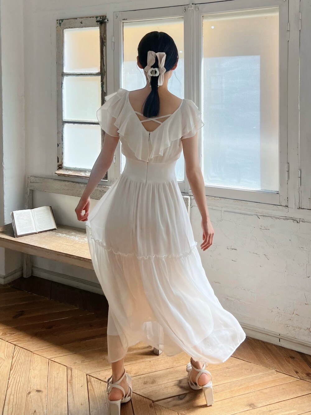 ホワイト系のサンダル、ホワイト系のワンピース、ホワイト系のその他アンダーウェア/インナーを着用したレディースの春コーディネートの6枚目の写真