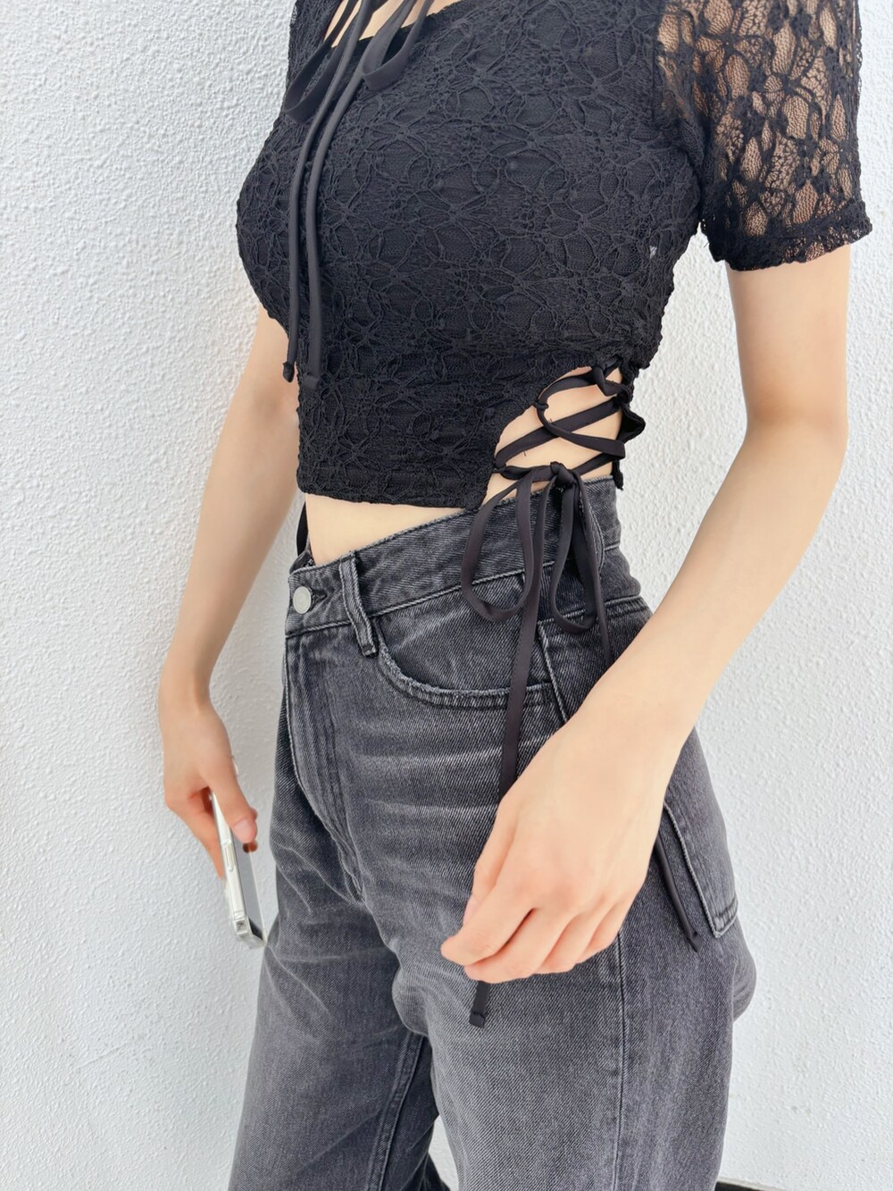 ブラック系のTシャツ/カットソーを着用したレディースの夏コーディネートの7枚目の写真