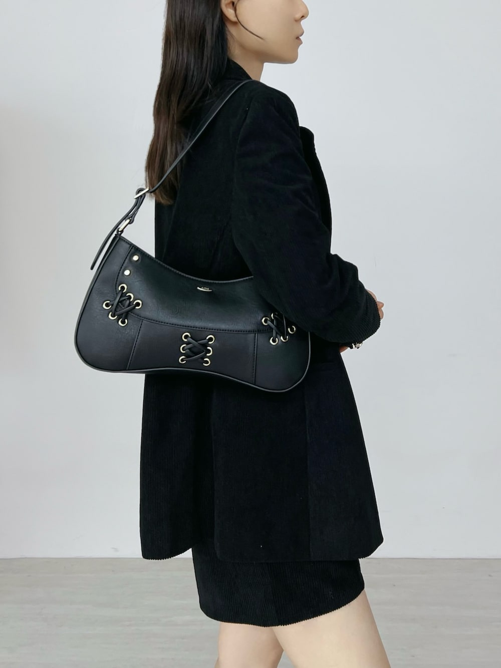 ブラック系のその他パンツ、ブラック系のブーツ、ブラック系のショルダーバッグを着用したレディースの秋コーディネートの6枚目の写真