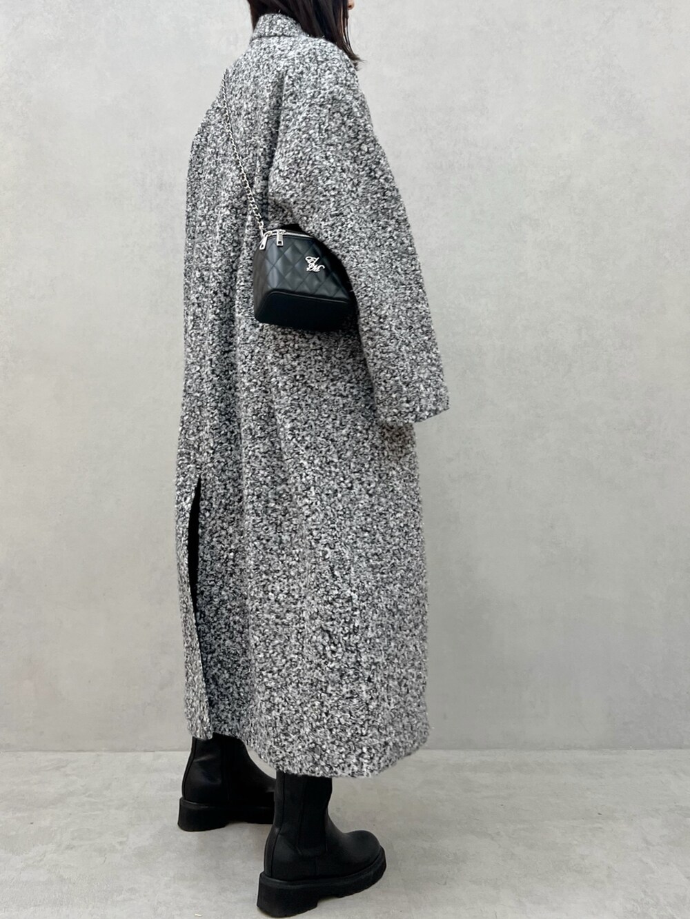 その他のチェスターコート、ブラック系のハンドバッグを着用したレディースの秋コーディネートの5枚目の写真