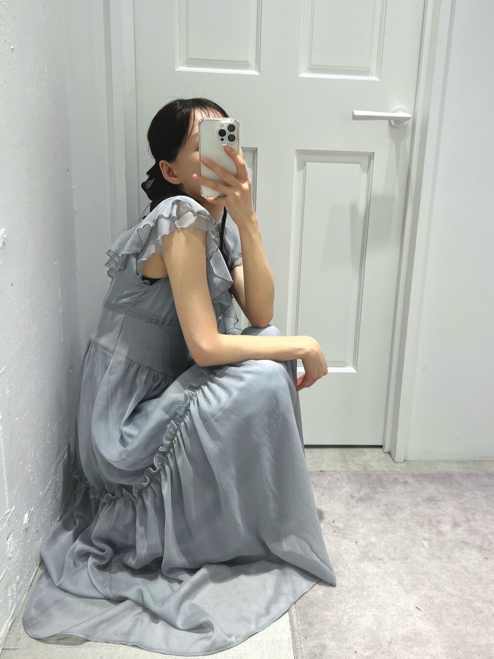 ブルー系のワンピース、ホワイト系のサンダルを着用したレディースの夏コーディネートの6枚目の写真
