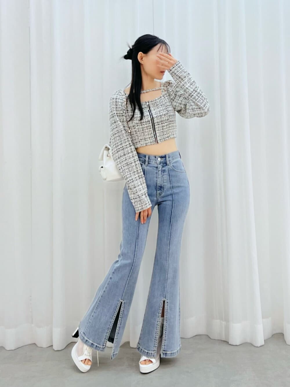 ホワイト系のブーツ、ブルー系のデニムパンツ、ブラック系のシャツ/ブラウスを着用したレディースの冬コーディネートの4枚目の写真