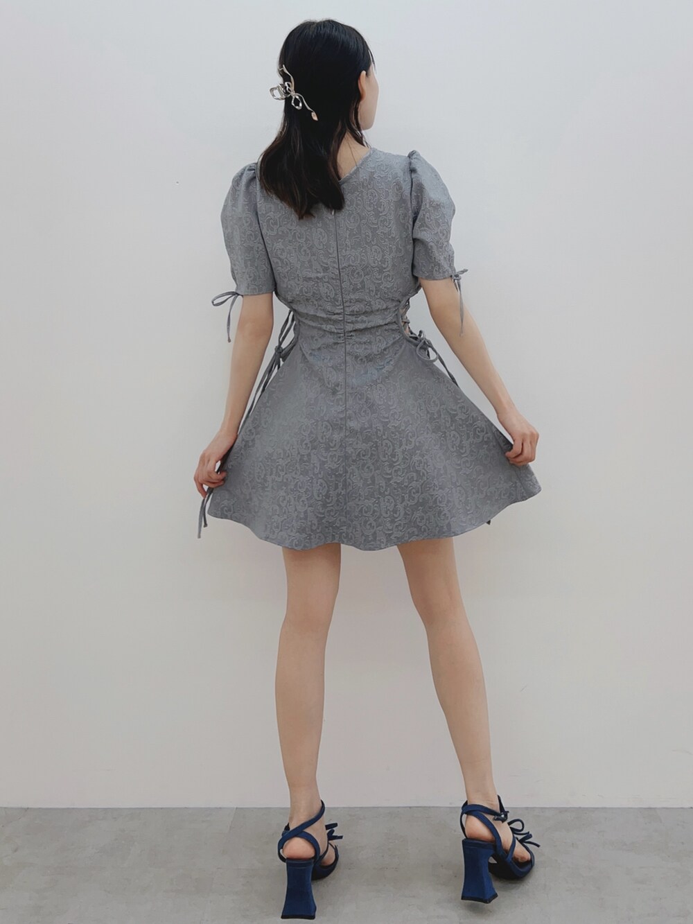 ブルー系のワンピース、ブルー系のサンダル、シルバー系のバレッタ/ヘアクリップを着用したレディースの春コーディネートの4枚目の写真