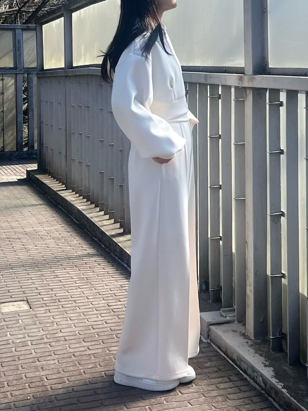 ホワイト系のその他パンツ、ホワイト系のパーカーを着用したレディースの冬コーディネートの2枚目の写真