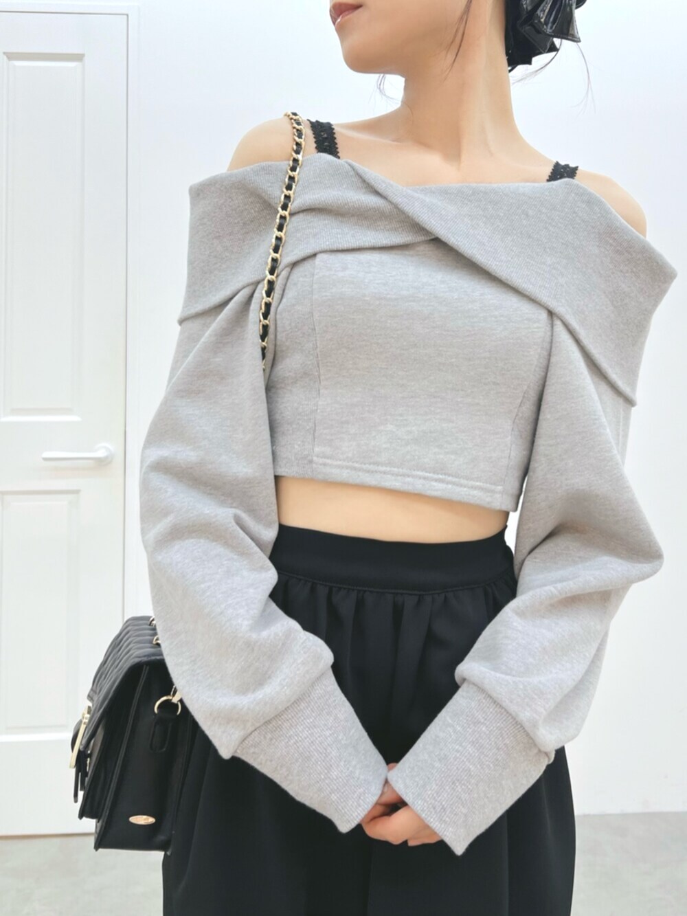 ブラック系のショルダーバッグ、ブラック系のサンダル、グレー系のTシャツ/カットソーを着用したレディースの夏コーディネートの7枚目の写真