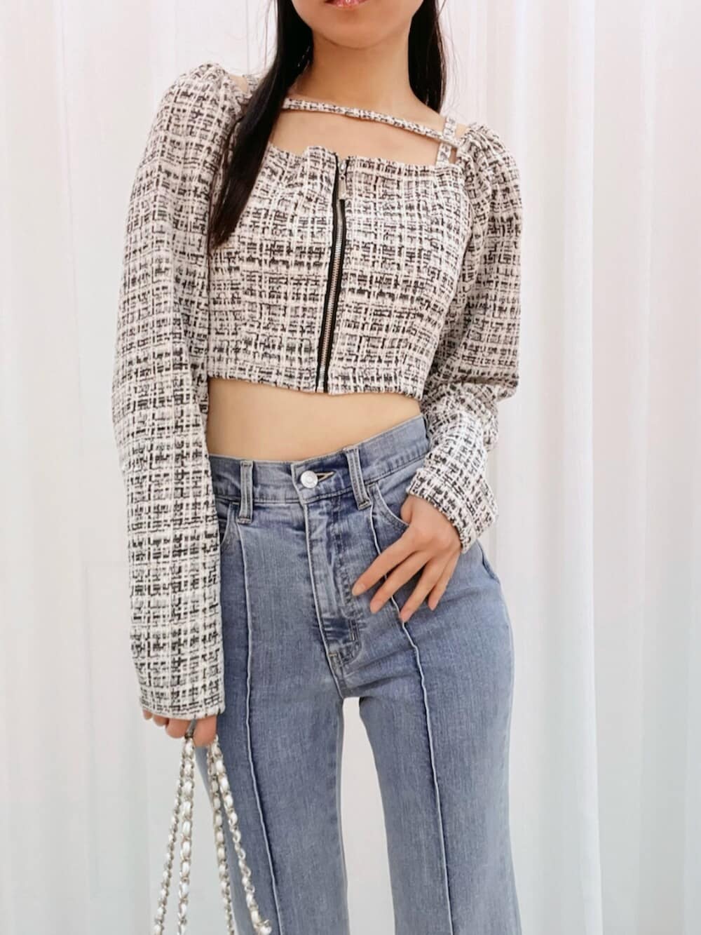 ホワイト系のブーツ、ブルー系のデニムパンツ、ブラック系のシャツ/ブラウスを着用したレディースの冬コーディネートの6枚目の写真