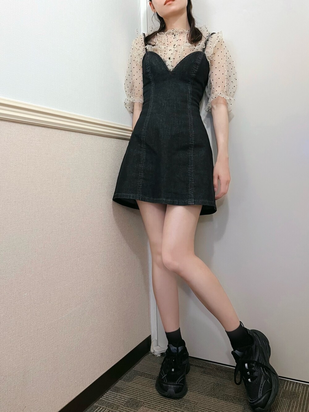 ブラック系のワンピースを着用したレディースの夏コーディネートの2枚目の写真