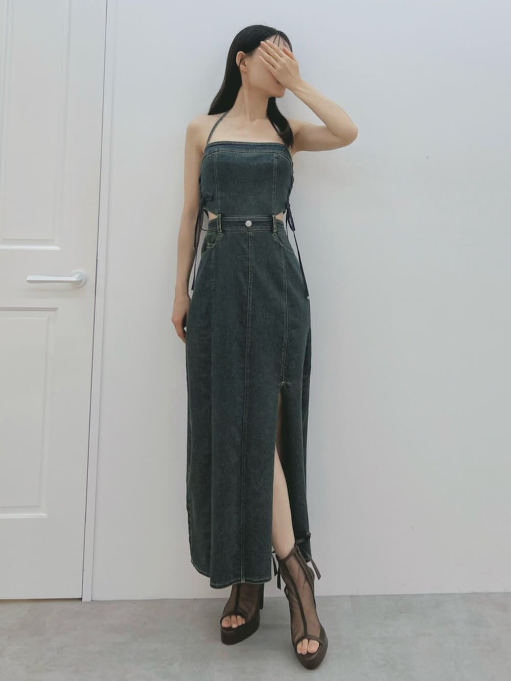 ブルー系のワンピース、ブラウン系のサンダルを着用したレディースの秋コーディネートの5枚目の写真