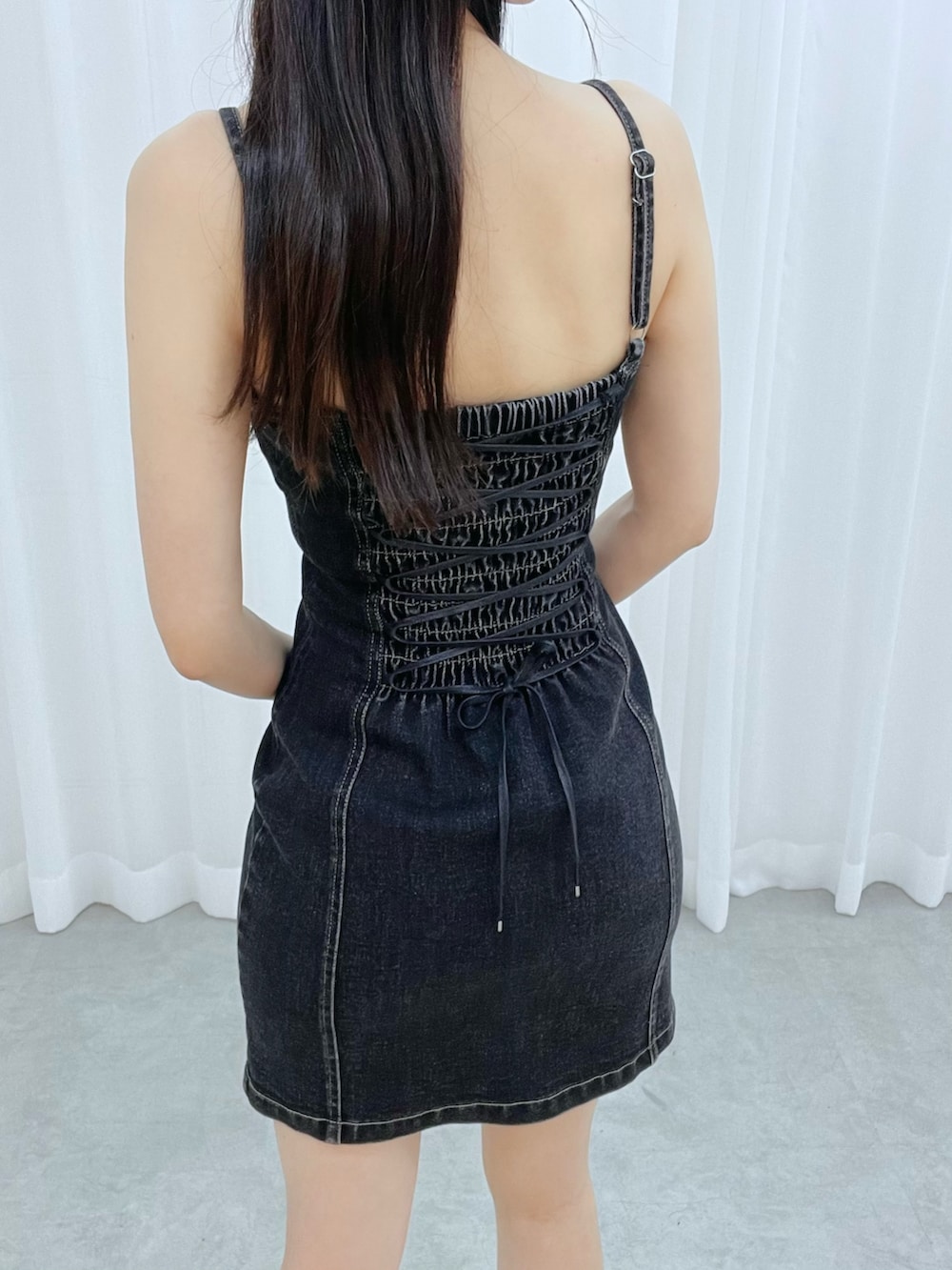 ブラック系のワンピース、ホワイト系のブーツを着用したレディースの冬コーディネートの6枚目の写真