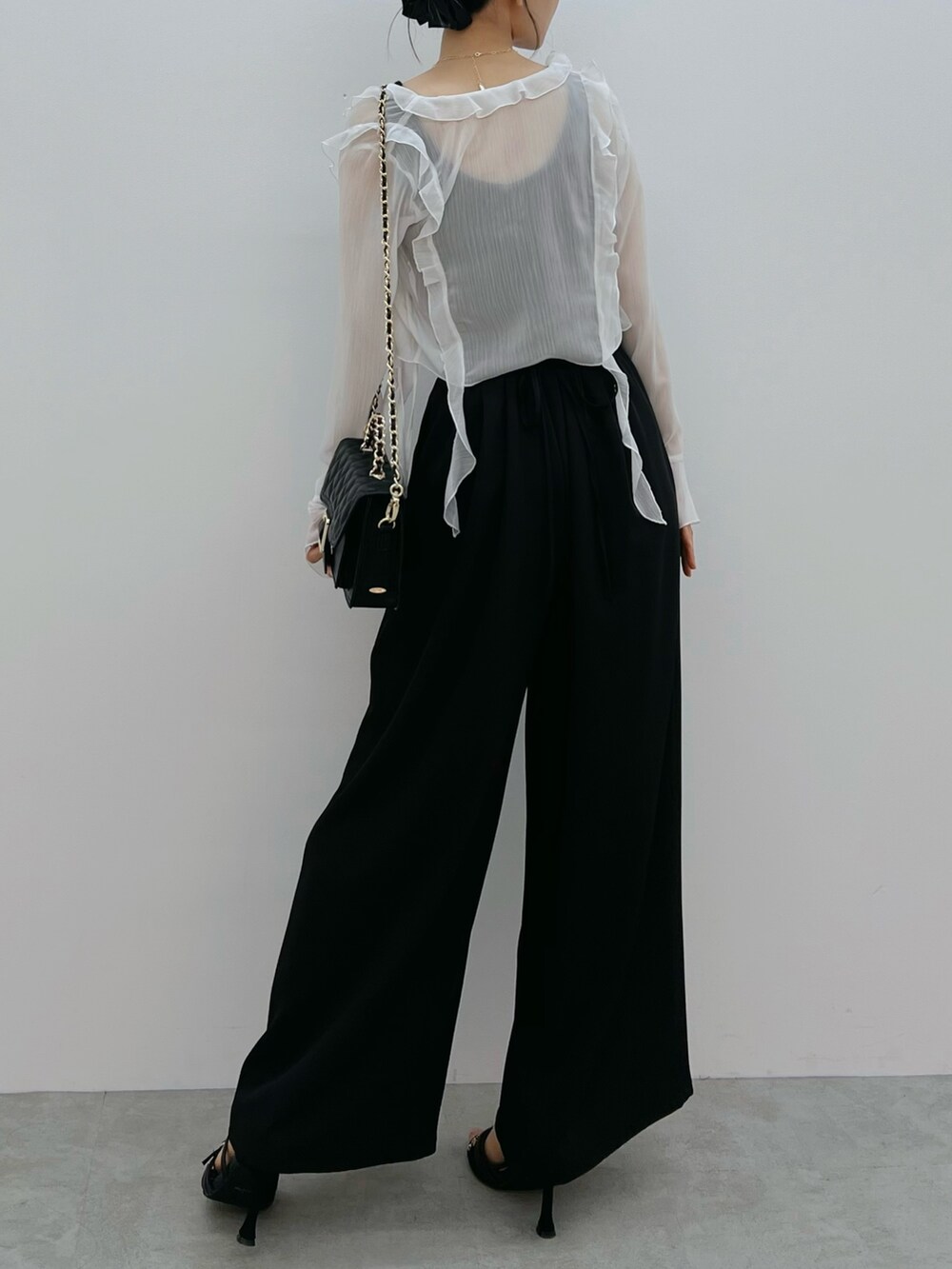 ブラック系のその他パンツ、ブラック系のサンダル、ブラック系のショルダーバッグを着用したレディースの夏コーディネートの4枚目の写真