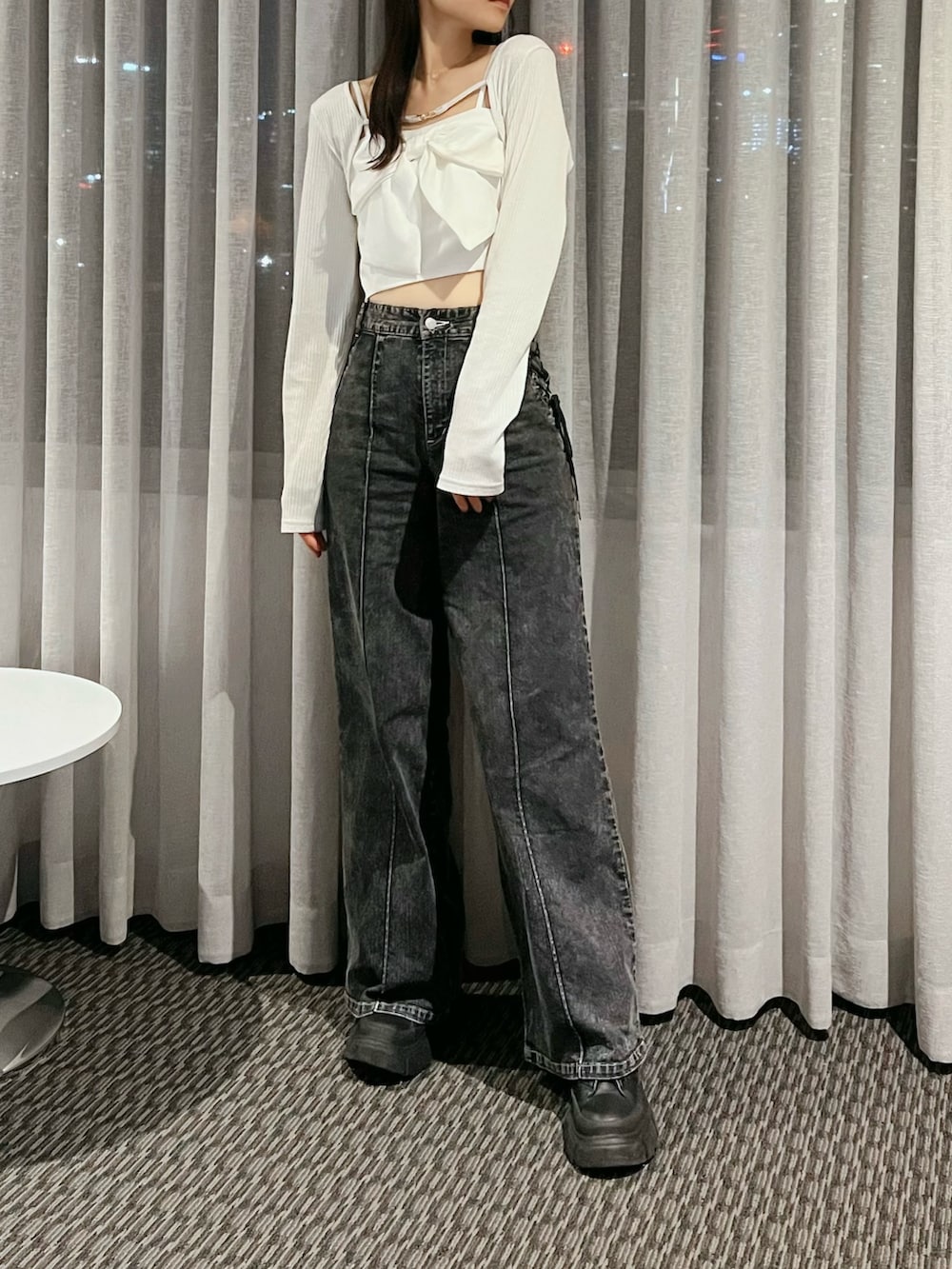 ブラック系のデニムパンツ、ホワイト系のシャツ/ブラウス、ゴールド系のネックレスを着用したレディースの夏コーディネートの5枚目の写真
