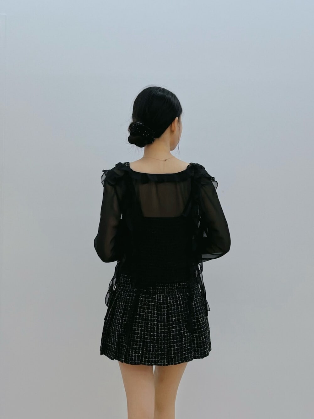 ブラック系のワンピース、ブラック系のサンダル、ブラック系のカーディガン/ボレロを着用したレディースの夏コーディネートの6枚目の写真