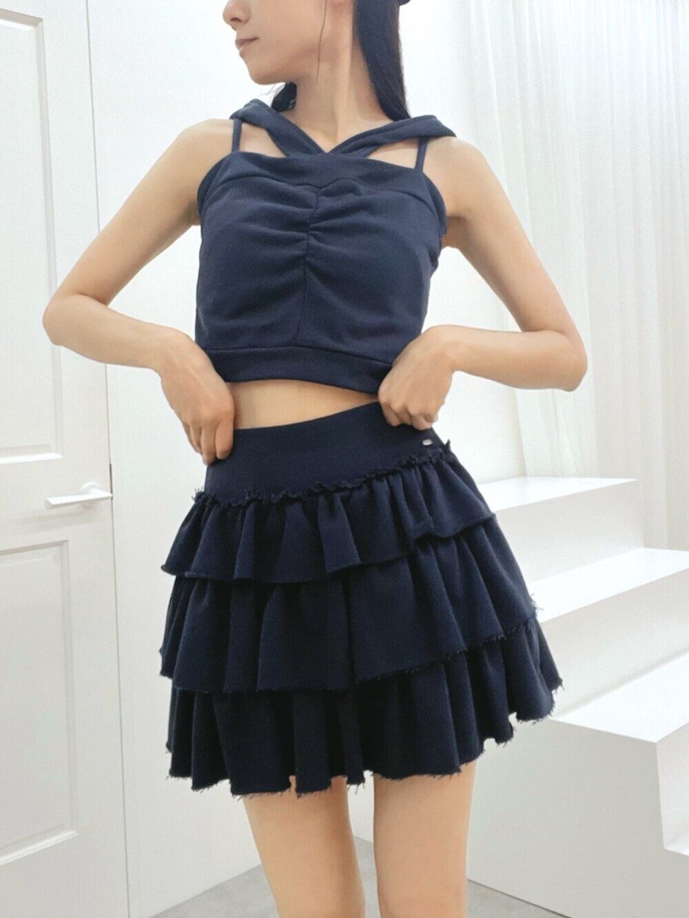 ブラック系のサンダル、ブルー系のスカート、ブルー系のキャミソールを着用したレディースの秋コーディネートの5枚目の写真