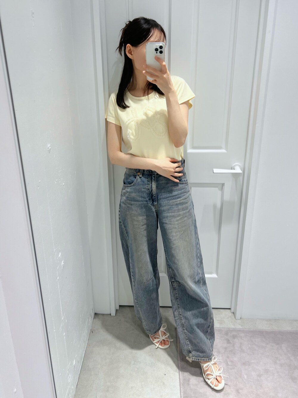 イエロー系のTシャツ/カットソー、シルバー系のバレッタ/ヘアクリップを着用したレディースの夏コーディネートの4枚目の写真