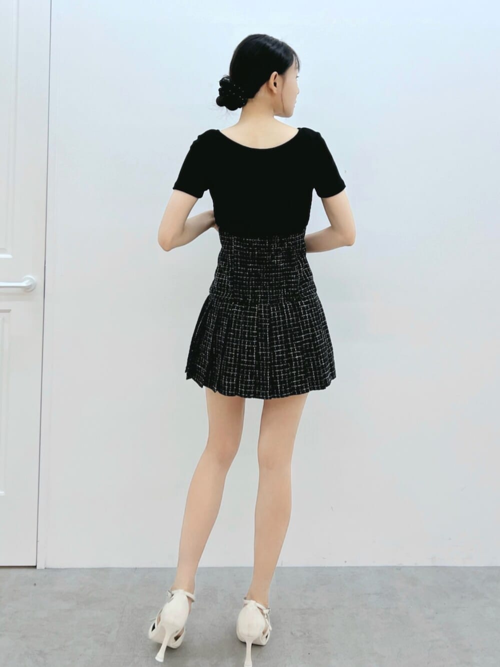 ホワイト系のサンダル、ブラック系のワンピース、ブラック系のTシャツ/カットソーを着用したレディースの夏コーディネートの4枚目の写真