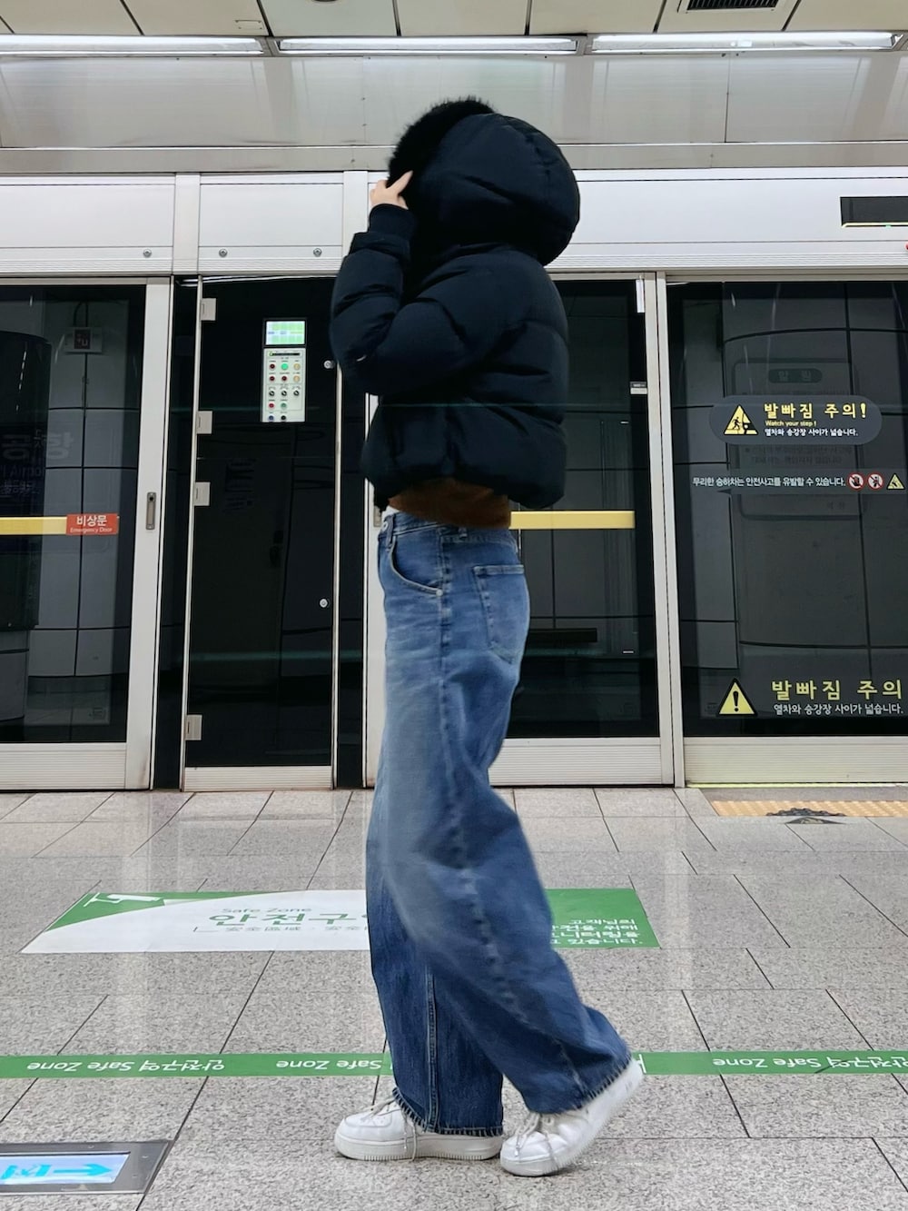 ブラック系のブルゾンを着用したレディースの秋コーディネートの2枚目の写真